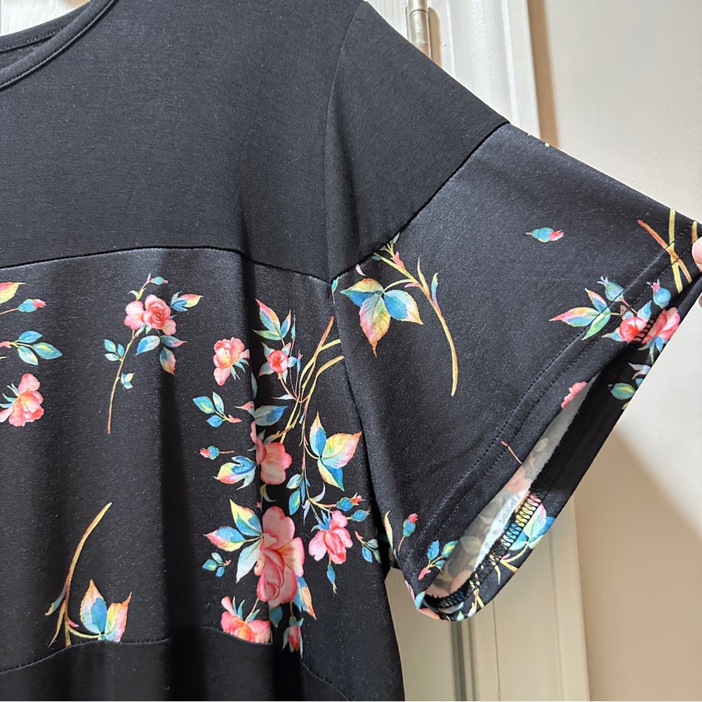 NWOT Black with pink floral design top - Size 2X - Excellent Condition - Picture 4 of 9